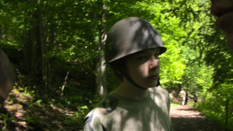 Han ser lite sur ut? Jobbigt att spela in film i v�rmen kanske?